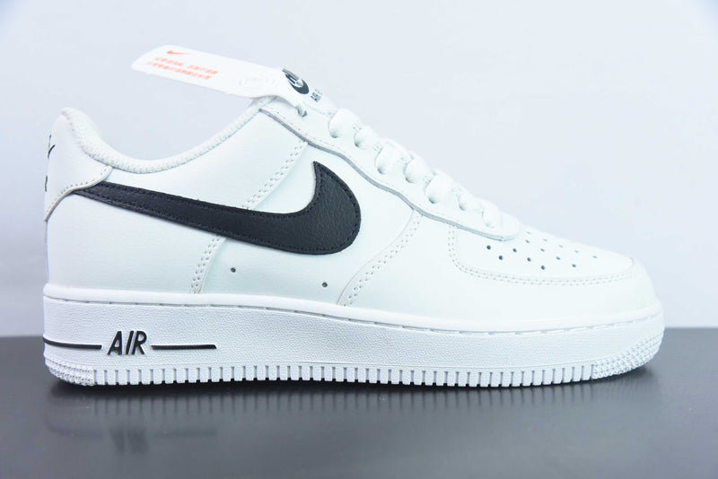 Nike Air Force 1 Low - Branco e Preto