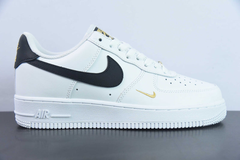 Nike Air Force 1 Low - Branco e Dourado