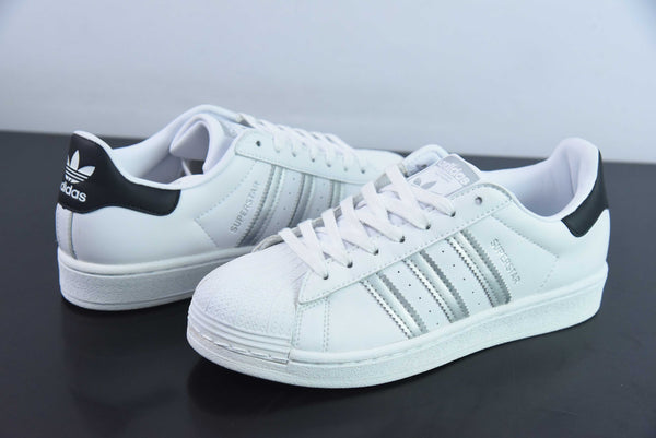 Tênis Adidas SuperStar Detalhes - Branco e Prata