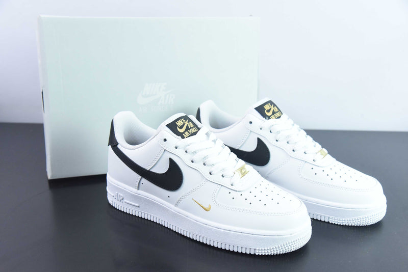 Nike Air Force 1 Low - Branco e Dourado